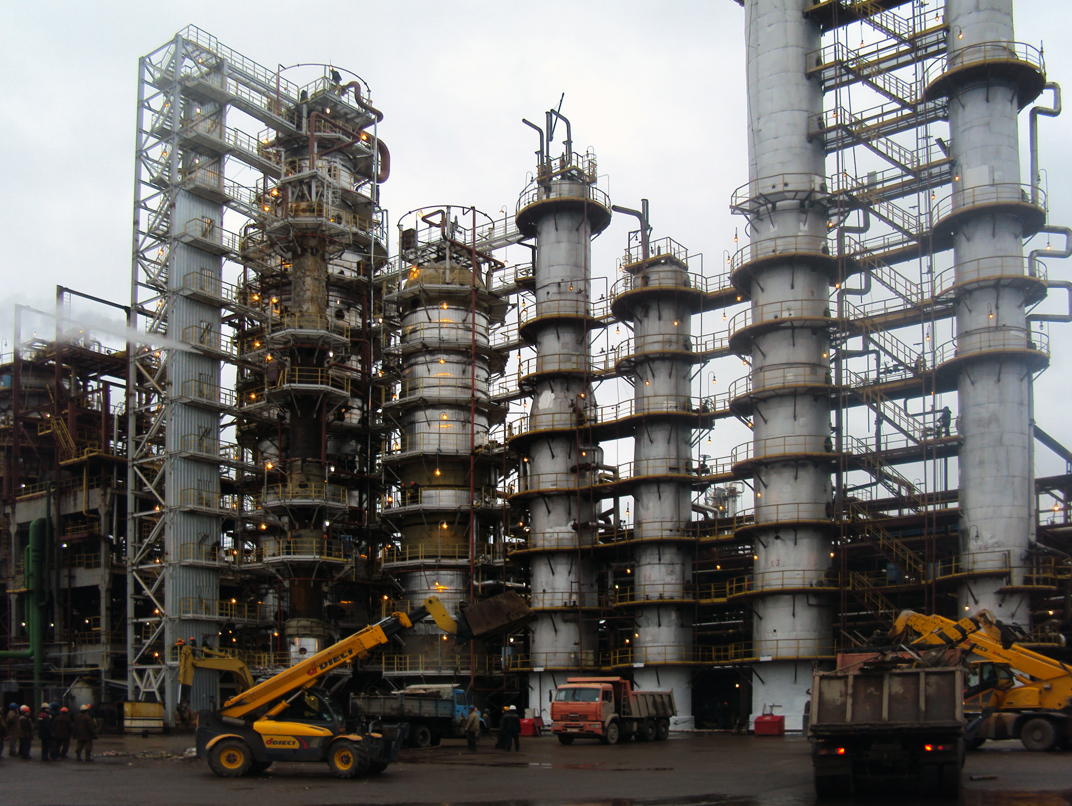KINEF OOO». Revamping of crude distillation unit (CDU-6) with replacement of rectification columns in 2012-2013.